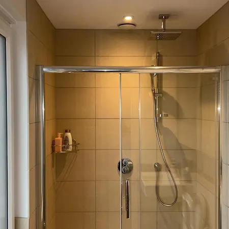 Modern 4 Bed Town House Hébergement de vacances *
